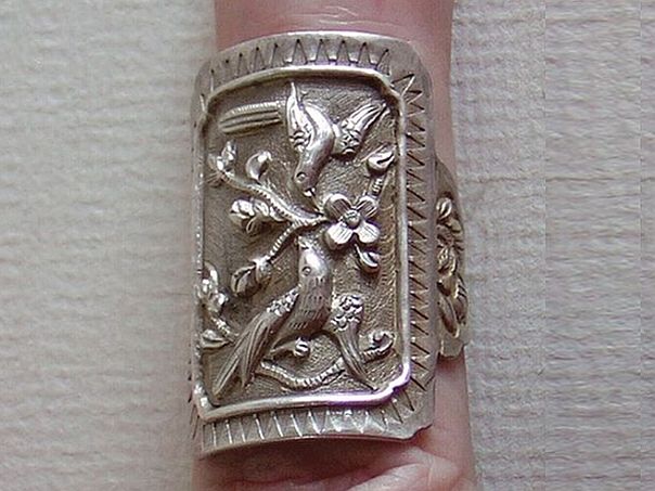 Ring with magpies and a flower – (6579)